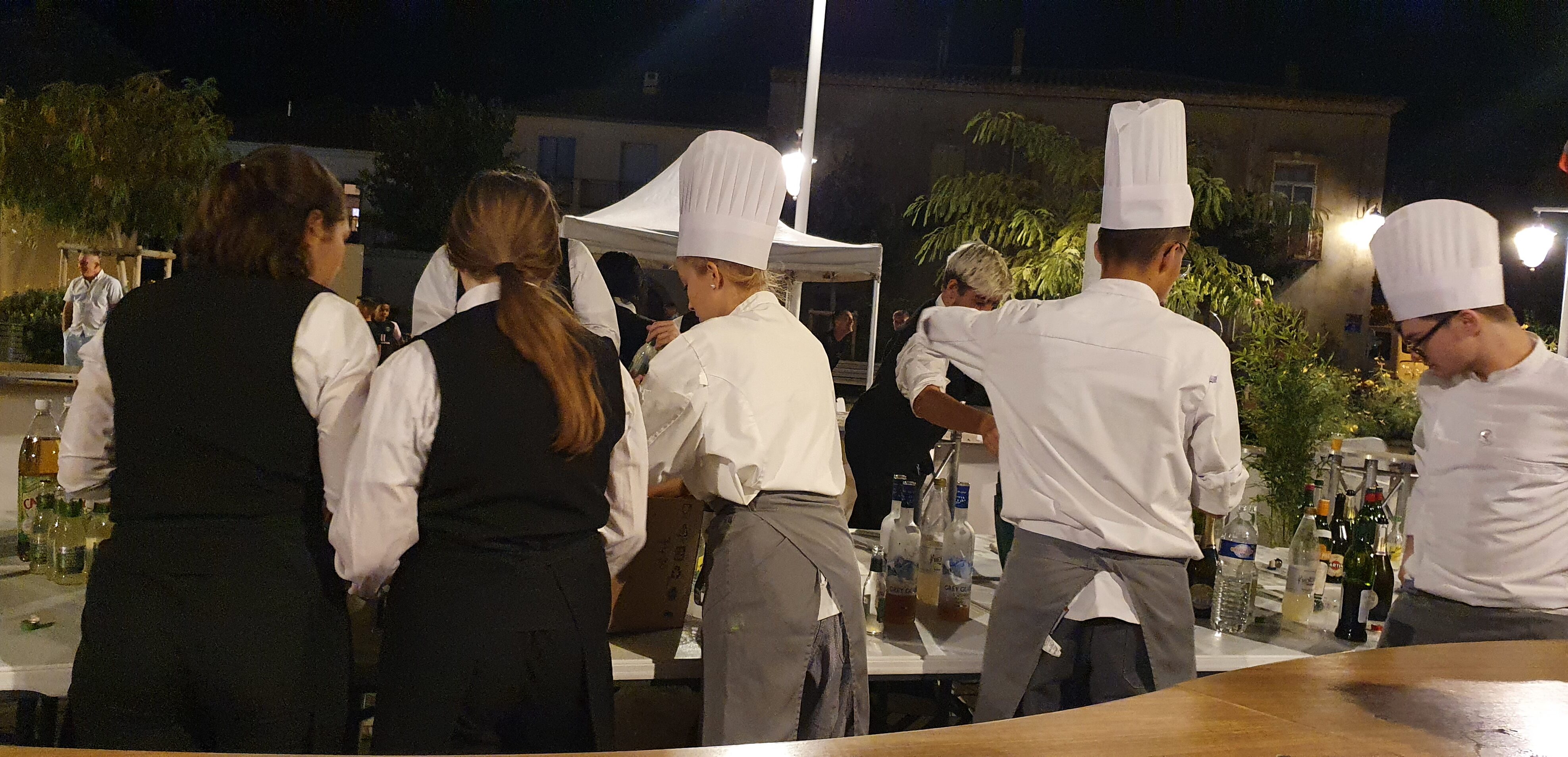 Nos élèves de 1CCSR, cuisiniers et serveurs en action en  fin de soirée.
